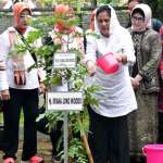 Ibu Negara Sosialisasikan Pengurangan Sampah Plastik dan Tanam Pohon di Puskesmas Gitik