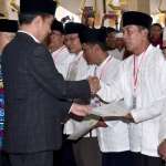 Presiden Jokowi Serahkan 25 Sertifikat Tanah Wakaf di Bengkulu