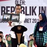 Presiden Jokowi Bagikan 3.300 KIP di Jakarta Selatan