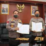 IRJEN POL Dr. ARIS BUDIMAN, M.Si MENERIMA PATAKA POLDA KEPRI SELIGI SAKTI MARWAH NEGERI DARI IRJEN POL ANDAP BUDHI REVIANTO S.IK., MH MIMBARPUBLIK.COM