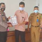 Kapolsek Batu Ampar Silaturahmi dan Sampaikan Maklumat Kapolri kepada PPK dan PPS se Batu Ampar Kapolsek Batu Ampar AKP Nendra Madya Tias, S.IK dalam silaturahmi dan penyampaian maklumat Kapolri ke PPK dan PPS se Kecamatan Batu Ampar, Kota Batam. (Photo: hms)