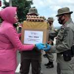 HKGB ke-68, Satbrimob Polda Kepri Serahkan Tali Asih ke Keluarga Personil BKO Papua Ketua Pengurus Cabang Bhayangkari Satbrimobda Kepri Ny. Ucha Rendra menyerahkan tali asih kepada keluarga personel Brimob yang sedang bertugas di Papua, Rabu (30/9/2020). (Photo: istimewa)