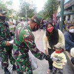 Polresta Yogyarkarta Bagikan Belasan Ribu Face Shield dan Masker pada Ivent ‘Malioboro Berface Shield’ Aparat TNI membagikan masker dan Face Shield kepada masyarakat Yogyakarta dalam kegiatan Malioboro Berface Shield, Minggu (18/10/2020). / ft - dok/polresta