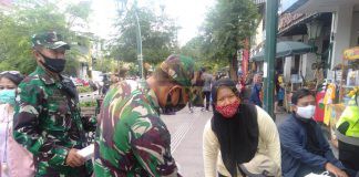 Polresta Yogyarkarta Bagikan Belasan Ribu Face Shield dan Masker pada Ivent ‘Malioboro Berface Shield’ Aparat TNI membagikan masker dan Face Shield kepada masyarakat Yogyakarta dalam kegiatan Malioboro Berface Shield, Minggu (18/10/2020). / ft - dok/polresta