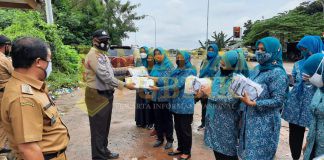Polisi Hadiri Gerakan Pembagian Sejuta Masker Satgas Covid-19 Galang Jelang Pilkada Sehat 2020