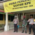 Situasi Kantor KPU Sekupang Terdapat dalam Aman dan Terkendali Aparat TNI Polri lakukan patroli dialogis situasi kantor KPU Batam dalam aman dan terkendali, Minggu (4/10/2020). (Photo: hms)