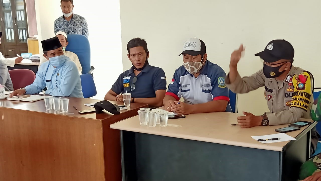 Bhabinkamtibmas Galang Baru Hadiri Musyawarah Kerja Hasil Tangkapan Nelayan Pukat Ikan Bilis di Galang Baru, Batam. (Photo: dok/polsek) Bhabinkamtibmas Galang Baru Hadiri Musyawarah Kerja Hasil Tangkapan Nelayan Pukat Ikan Bilis di Galang Baru, Batam. (Photo: dok/polsek)