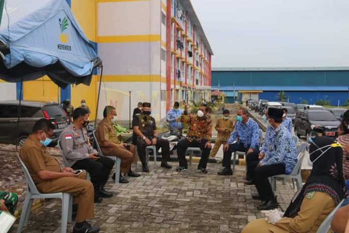 Pjs Wali Kota Batam Syamsul Bahrum sedang rapat koordinasi untuk persiapan pengoperasian Bapelkes sebagai tempat pasien Covid-19 di Batam. / foto- mcb Pjs Wali Kota Batam Syamsul Bahrum sedang rapat koordinasi untuk persiapan pengoperasian Bapelkes sebagai tempat pasien Covid-19 di Batam. / foto- mcb