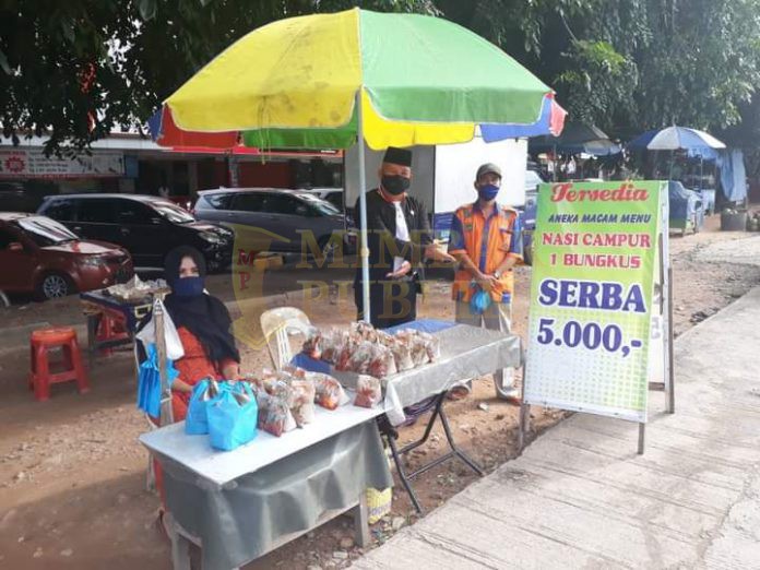 Pjs Wali Kota Batam Syamsul Bahrum sedang meninjau masyarakat yang berjualan, Senin (26/10/2020) | foto: mcb
