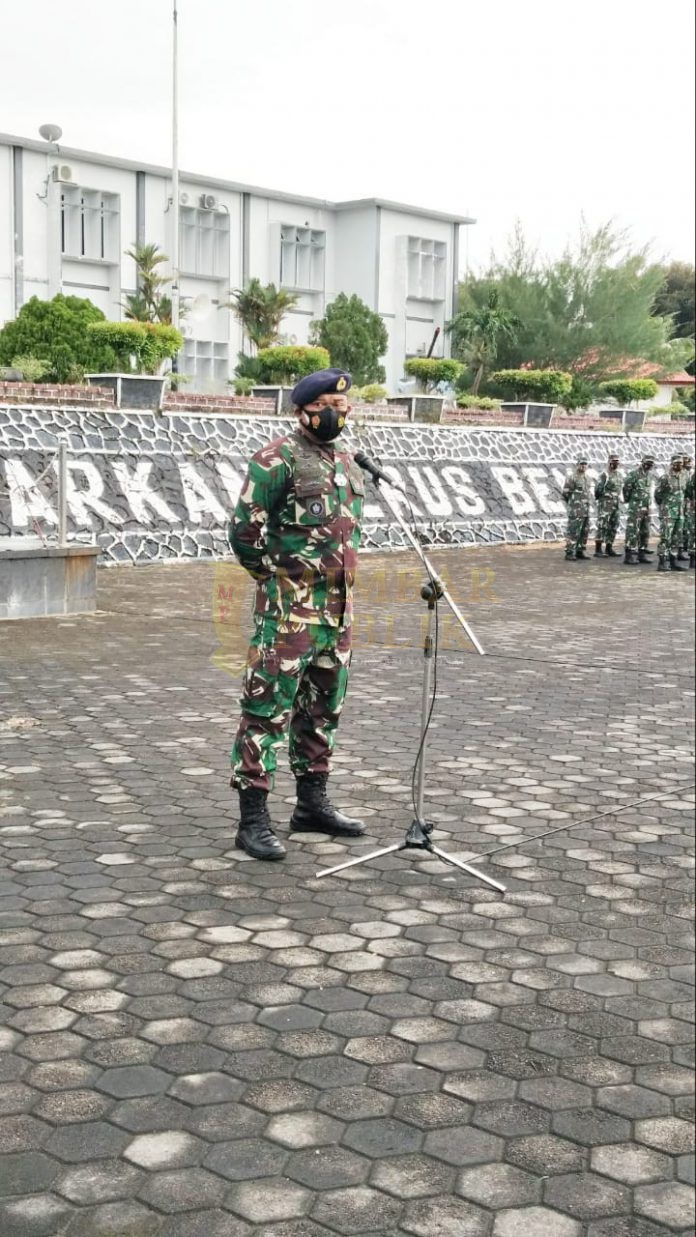 Asops Lantamal IV Tanjungpinang Kolonel Laut (P) Hariyo Purnomo, MM saat memberikan pengarahan kepada prajurit TNI AL. (Foto: dispen)