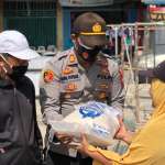 Jumat Barokah, Kapolsek Sei Beduk Baksos Beri Bantuan Warga Tertimpa Musibah Kanit Sabhara Polsek Sei Beduk IPTU Samianto menyerahkan bantuan. (Photo: hms)