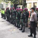 Polisi Kerahkan 306 Personel, Amankan Unjuk Rasa dan Mogok Kerja, Pekerja Tolak Omnibus Law RUU Cipta Kerja Kapolsek Galang AKP Herman Kelly bersana aparat TNI dan Polri dalam pengamanan Unjuk rasa buruh di kawasan industri Panbil Batam. (Photo: hms)