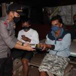 Polsek Sagulung Bagikan 100 Paket Nasi Kotak Gratis untuk Masyarakat pada Situasi Covid-19 Kapolsek Sagulung AKP Yusriadi Yusuf, S.IK, MH membagikan nasi kotak gratis ke masyarakat. (Photo: hms)