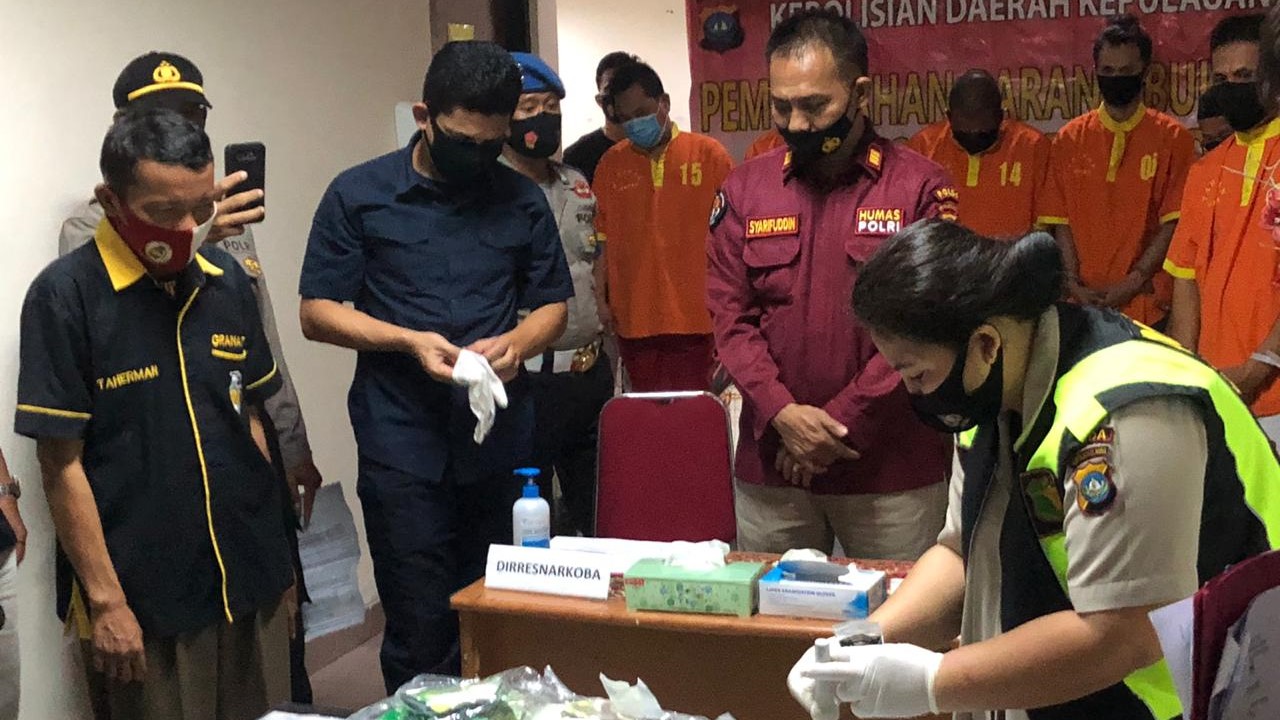 Petugas hadirkan para tersangka pada pemusnahan barang bukti narkotika di Mapolda Kepri. (Photo: hms) Petugas hadirkan para tersangka pada pemusnahan barang bukti narkotika di Mapolda Kepri. (Photo: hms)