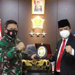 Pangkogabwilhan I Lasksdya TNI I.N.G Ariawan Terima Kunjungan Pjs. Gubernur Kepri Bahtiar Baharudin Pjs Gubernur Kepri Bahtiar Baharudin bertukar cendera mata dengan Pangkogabwilhan I Lakdya TNI ING. Ariawan. (Photo: dok/kogabwilhan I)