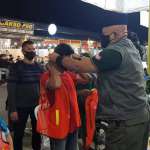 Baru Satu Menit Ikut Razia, Syamsul Bahrum Dapati 3 Orang Tak Pakai Masker Pjs Wali Kota Batam Syamsul Bahrum saat menggelar razia di salah satu sudut kota di Batam, Sabtu (3/10/2020) malam. (Photo: mcb)