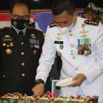 Hadiri HUT TNI ke 75 secara Virtual, Kapolresta Barelang Serahkan Kue Ultah di Lanal Batam Pjs Walikota Batam dan Kapolresta Barelang dampingi Danlanal Batam memotong kue pada HUT TNI ke 75 di Mako Lanal Batam, Senin (5/10/2020). (Photo: hms)