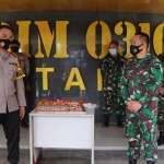 HUT TNI ke 75, Wakapolresta Barelang Beri Kejutan Kue Tart pada Dandim 0316/Batam Wakapolresta Barelang AKBP Junoto, S.IK dan Kasdim 0316/Batam Mayor Arh Alexander Achmad poto bersama usai beri kejutan kue HUT ke 75 TNI di Makodim 0316/Batam, Senin (5/10/2020). (Photo: hms)