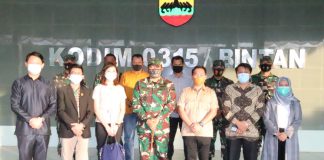 Komisi I DPRD Kota Tanjungpinang Kunjungi Kodim 0315/Bintan dan Berikan Kejutan Nasi Tumpeng dalam Rangka HUT TNI Ke 75 Komisi I DPRD Kota Tanjungpinang Kunjungi Kodim 0315/Bintan dan Berikan Kejutan Nasi Tumpeng dalam Rangka HUT TNI Ke 75