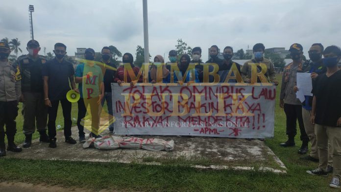Aliansi Pergerakan Mahasiswa Lingga (APML) melakukan aksi damai di Lapangan Merdeka Dabo Singkep, Kecamatan Singkep, Lingga, Sabtu (10/10/2020). (Foto: Taufik)