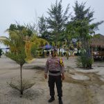 Patroli Himbauan Kembali Dilakukan Kepolisian di Objek-objek Wisata di Galang Personil Kepolisian kembali beri himbauan adaptasi kebiasaan baru di objek-objek wisata di kecamatan Galang, Kota Batam. / ft-istimewa