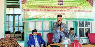 58 Orang (TAK) Terima SK Tugas Wujudkan Misi Emas dari Bupati Enrekang Bupati Enrekang H. Muslimin Bando, M.Pd berikan arahan pada acara penyerahan SK TAK baru, Minggu (11/10/2020). /ft: mas