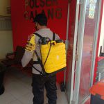 Polsek Galang Rutin Lakukan Penyemprotan Cairan Disinfektan Personil Polsek Galang melakukan penyemprotan disinfektan di Mako Polsek Galang. / ft - istimewa