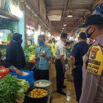 Cegah Penyebaran Covid 19 di Pusat Keramaian, Polsek Batu Aji Tertibkan Pasar Aviari Personil Polsek Batu Aji bersama tim melakukan penertiban akses jalan untuk mengecah penyebaran virus Covid 19. / ft - hms