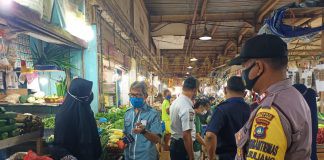 Cegah Penyebaran Covid 19 di Pusat Keramaian, Polsek Batu Aji Tertibkan Pasar Aviari Personil Polsek Batu Aji bersama tim melakukan penertiban akses jalan untuk mengecah penyebaran virus Covid 19. / ft - hms