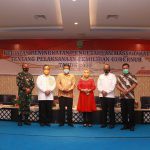 Kesbangpol Tanjungpinang Bekali Pengetahuan Masyarakat Tentang Pilkada Serentak 2020 Kepala badan Kesbangpol kota Tgpinang, Achmad nur Fatah saat memberikan plakat kepada Riono sebagai salah seorang Narasumber