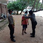 Peduli Covid, Satsabhara Polresta Barelang Bagikan Masker di Tempat Wisata Petugas saat membagikan masker gratis ke salah satu area wisata