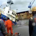 Tumpang Tugboat, Mobil Crane Jatuh Kelaut di PT ASL Shipyard