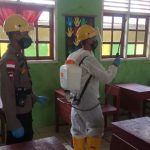 Cegah Penyebaran Covid-19, Polres Lingga Lakukan Penyemprotan Disinfektan di Sejumlah Sekolah