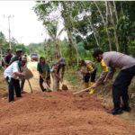 Polsek Singkep Barat Melaksanakan Kegiatan Gotong Royong Membuat Saluran Air di Desa Persiapan Air Batu
