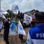 Massa Buruh Tolak Omnibus Law Mulai Padati Area Gedung DPR