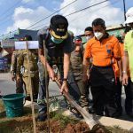 Achmad Pairin Pimpin Gerakan Hari Menanam Pohon Indonesia (HMPI) di Median Jalan