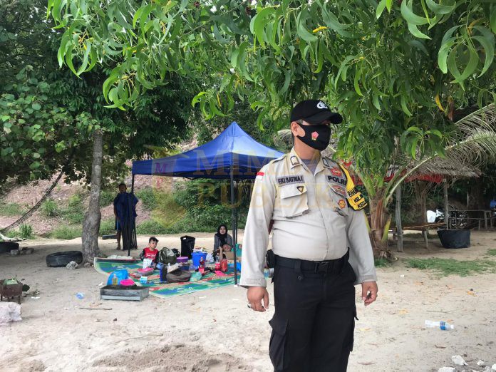 Polsek Galang melakukan patroli himbauan dalam rangka penerapan adaptasi kebiasaan baru di tempat-tempat Objek wisata yang ada di Wilayah Galang, Kota Batam. (Foto: Istimewa)