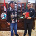 Terkelin Brahmana Terima Buku 100 Tokoh Karo Inspiratif Dari Yayasan Terang Kemuliaan Indonesia