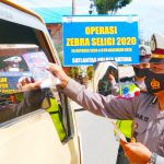 Operasi Zebra Seligi 2020 Polisi Sasar 3 Pelanggaran Operasi Zebra Seligi 2020 petugas sedang memeriksa kelengkapan surat kenderaan di Jalan Soekarno - Hatta Ranai, Sabtu (31/10/2020)