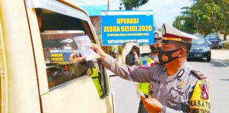 Operasi Zebra Seligi 2020 Polisi Sasar 3 Pelanggaran Operasi Zebra Seligi 2020 petugas sedang memeriksa kelengkapan surat kenderaan di Jalan Soekarno - Hatta Ranai, Sabtu (31/10/2020)