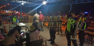 Polsek Daik Lingga bersama Satpol Pamong Praja (PP) Lakukan Operasi Yustisi Penerapan Prokes dan Berikan Masker