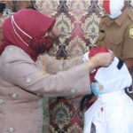 7385 Siswa di Tanjungpinang, Dapat Bantuan Baju Seragam Sekolah Gratis Walikota Tanjungpinang, Hj. Rahma S.IP saat menyerahkan bantuan kepada perwakilan siswa di aula SMP N 4 Tanjungpinang (Foto Diskominfo)