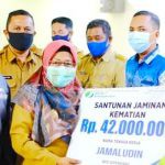 Wabup Ngesti Buka Rakor Pembinaan Pemerintahan Desa Tahun 2020 Wabup Ngesti berikan santunan Jaminan Kematian tenaga kerja kepada ahli waris almarhum Jamaludin di acara pembukaan Rakor Pembinaan Pemerintahan desa