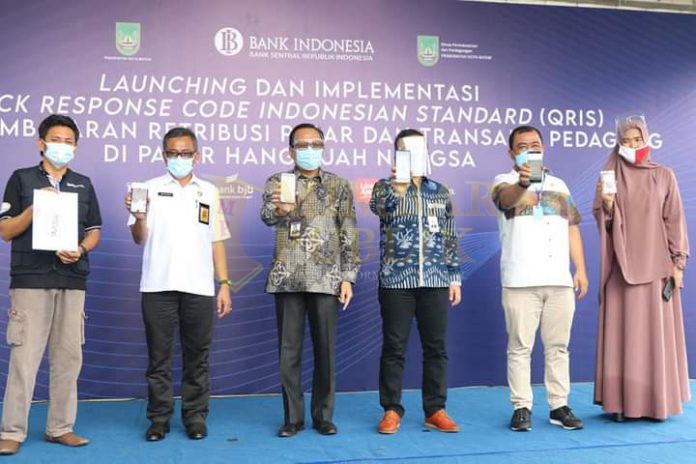 Sekda Kota Batam Jefridin photo bersama saat sosialisasi penggunaan QRIS di Pasar yang Tuah Nongsa, Kota Batam. / foto- mcb Sekda Kota Batam Jefridin photo bersama saat sosialisasi penggunaan QRIS di Pasar yang Tuah Nongsa, Kota Batam. / foto- mcb