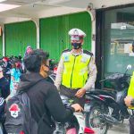 Operasi Yustisi Gabungan, Jaring 44 Orang Pelanggar Prokes Personil Satlantas Polres Natuna berikan sosialiasi penerapan prokes Covid -19 saat Operasi Yustisi di Jalan Pramuka Ranai, Natuna, Kamis (05/11/2020).