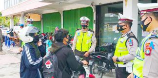 Operasi Yustisi Gabungan, Jaring 44 Orang Pelanggar Prokes Personil Satlantas Polres Natuna berikan sosialiasi penerapan prokes Covid -19 saat Operasi Yustisi di Jalan Pramuka Ranai, Natuna, Kamis (05/11/2020).