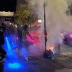 Pendukung Trump Bakaran-Bakaran dan Bentrok Lawan Polisi