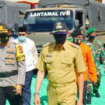 Antisipasi Fenomena La Nina, Polres Natuna Gelar Apel Kesiapan Penanganan Bencana Bupati Natuna Hamid Rizal didampingi Kapolres Natuna AKBP Ike Krisnadian melakukan pemeriksaan peralatan penanganan bencana alam saat apel di Mapolres Natuna, Jumat (06/11/2020) pagi.