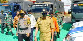 Antisipasi Fenomena La Nina, Polres Natuna Gelar Apel Kesiapan Penanganan Bencana Bupati Natuna Hamid Rizal didampingi Kapolres Natuna AKBP Ike Krisnadian melakukan pemeriksaan peralatan penanganan bencana alam saat apel di Mapolres Natuna, Jumat (06/11/2020) pagi.