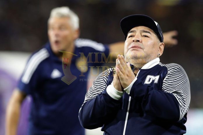 Diego Maradona, masih di rawat di rumah sakit pasca operasi. foto: reuters